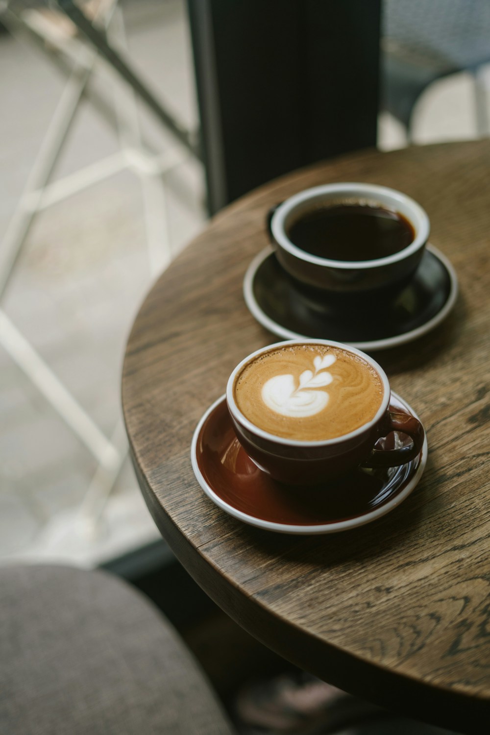 Dos cafés sobre una mesa, foto ilustrativa